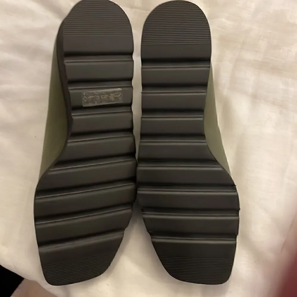 PETER KAISER OLIVE GREEN AND BLACK WEDGE OPEN TOE SHOES.  NEW